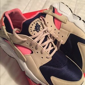Women’s Nike huarache running shoe size 8
